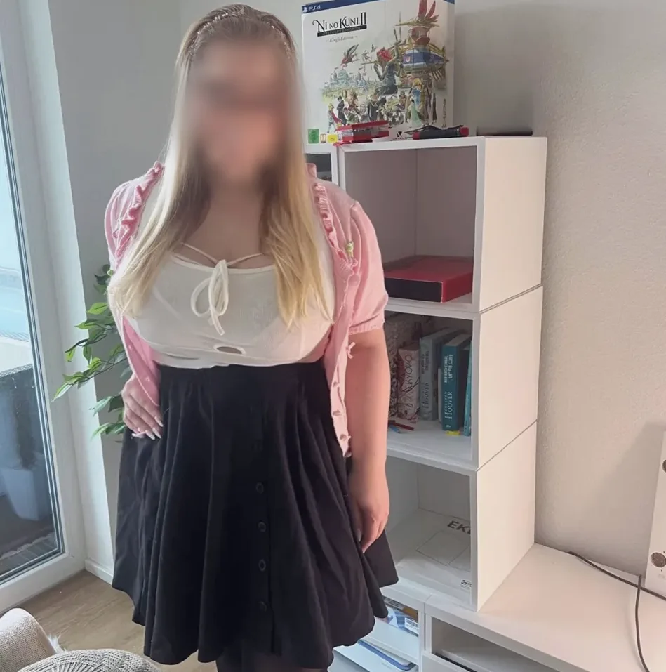 Angelica, 32