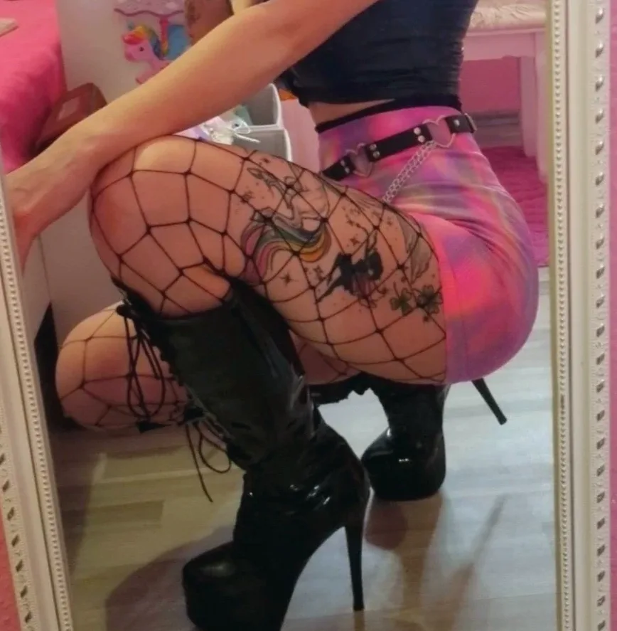 Carina, 27